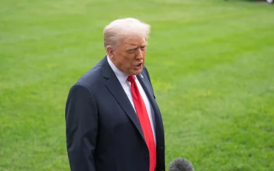 Demócratas exhiben carta sexual atribuida a Trump en álbum de Epstein
