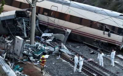 Cómo ocurrió el accidente y otras 4 preguntas clave sobre el fatal descarrilamiento y choque de trenes en España que ha causado al menos 43 muertos