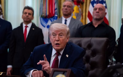 Trump retoma las negociaciones, pero amenaza con hacer “volar Irán por los aires” si no acepta su plan