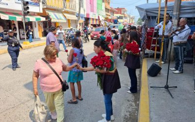 CON MÚSICA Y FLORES FELICITA PEPE ARENAS A TODAS LAS MADRES