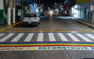 PINTAN PRIMER PASO PEATONAL CON COLORES DE LA DIVERSIDAD EN ÁLAMO